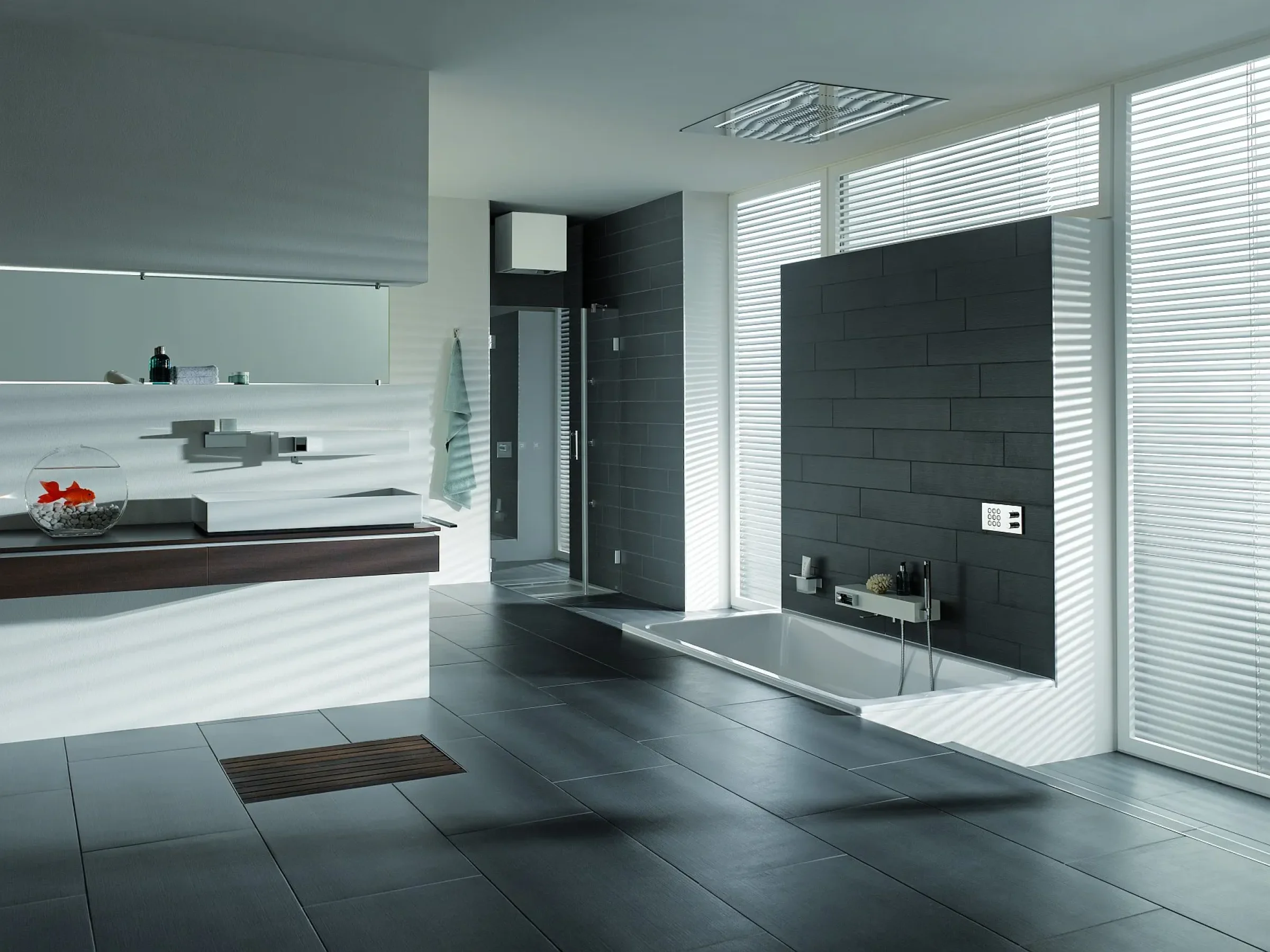 Modernes Bad mit Nischendusche und bodengleicher Dusche neben eleganter Badewanne Modernes Bad mit Nischendusche und bodengleicher Dusche neben eleganter Badewanne